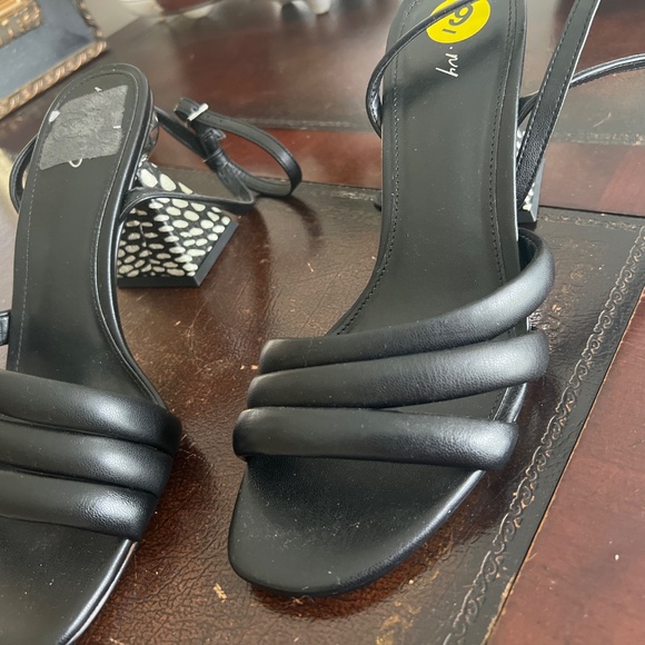 New sandal w/o tags - Picture 2 of 3